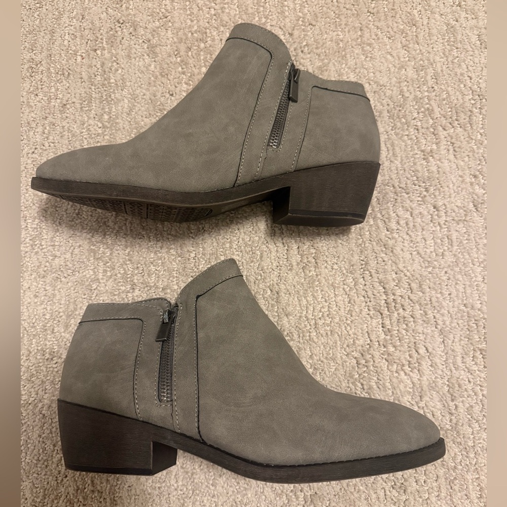 Women’s Gray Women's Ankle Boots Maurice’s Excellent Used‎ Condition Size 11M